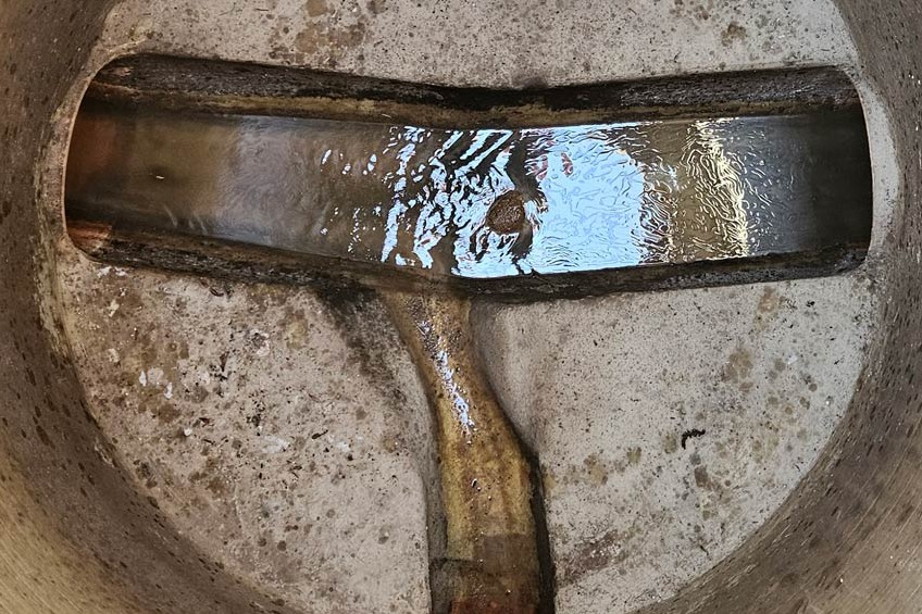 Kdo ponovno zliva nevarne snovi v kanalizacijo? Tokratne sledi vodile do naselja Volčji Potok