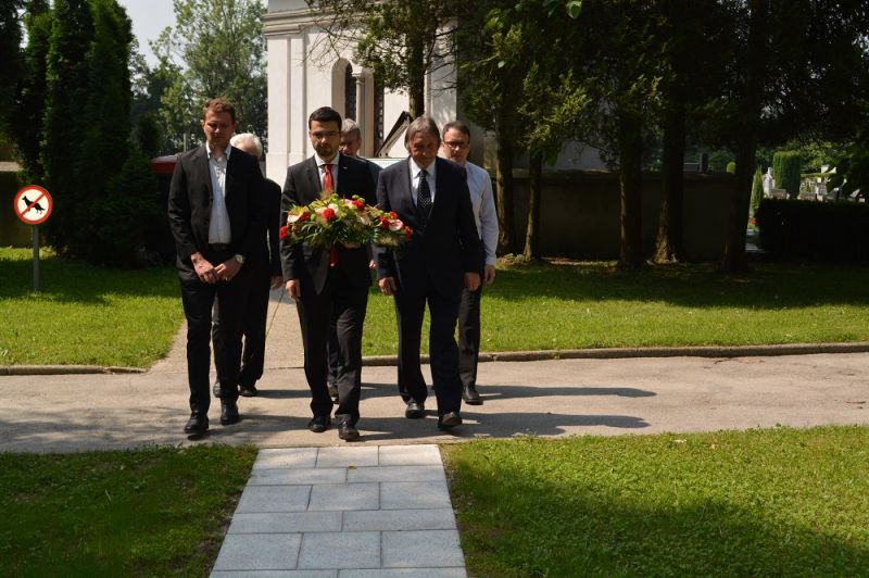 Delegacija Nove Slovenije v Kamniku in v Dobu položila cvetje v čast in ...